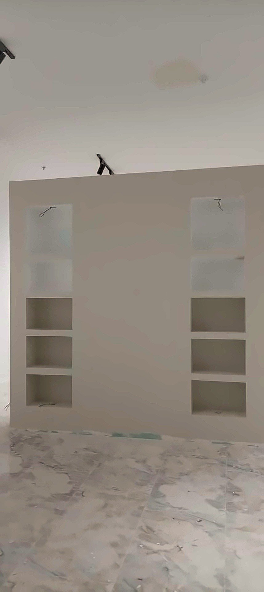 قاطع جبسي بأرضية رخامية