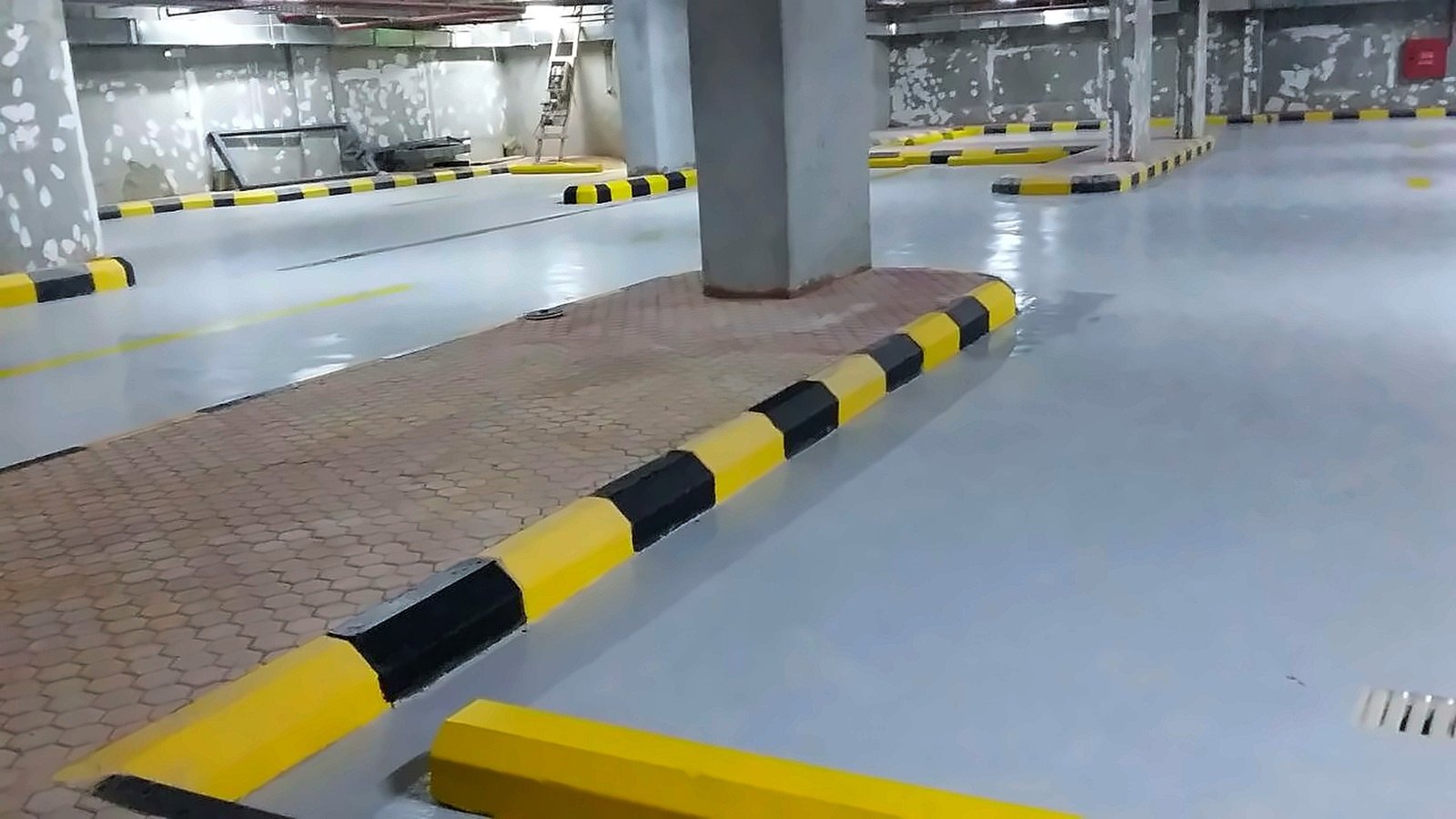 أرضية إيبوكسي لموقف سيارات مغطى